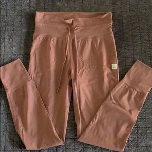 Daily leggings, Vuori, clay color sz medium